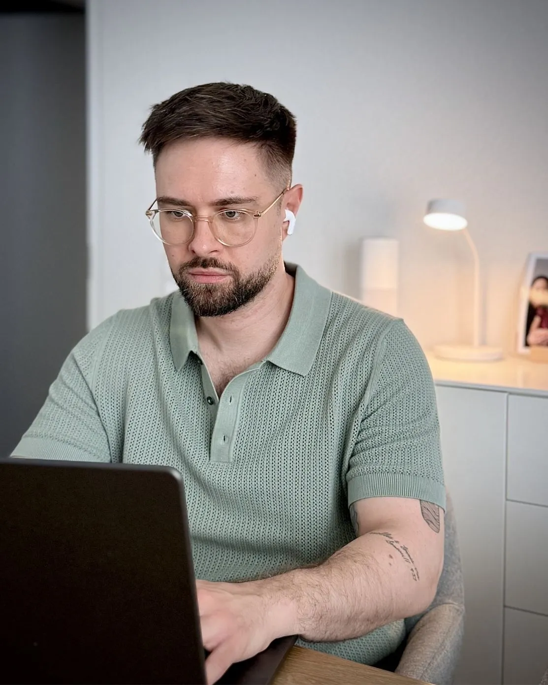 Jannik Schubert analysiert einen Onlineshop am Laptop