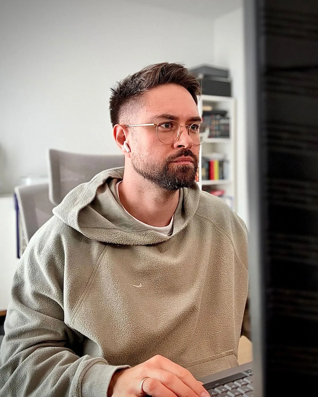 Jannik Schubert am Schreibtisch